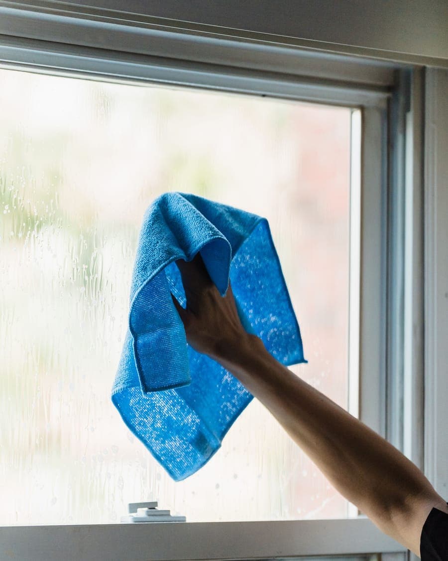 Vitre essuyée au chiffon microfibre bleu, à contre-jour